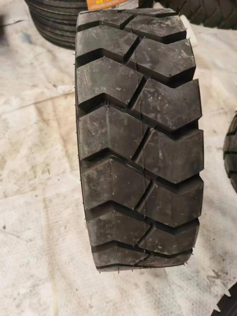 朝阳叉车轮胎28x9一15实心胎#叉车轮胎##轮胎批发 #全